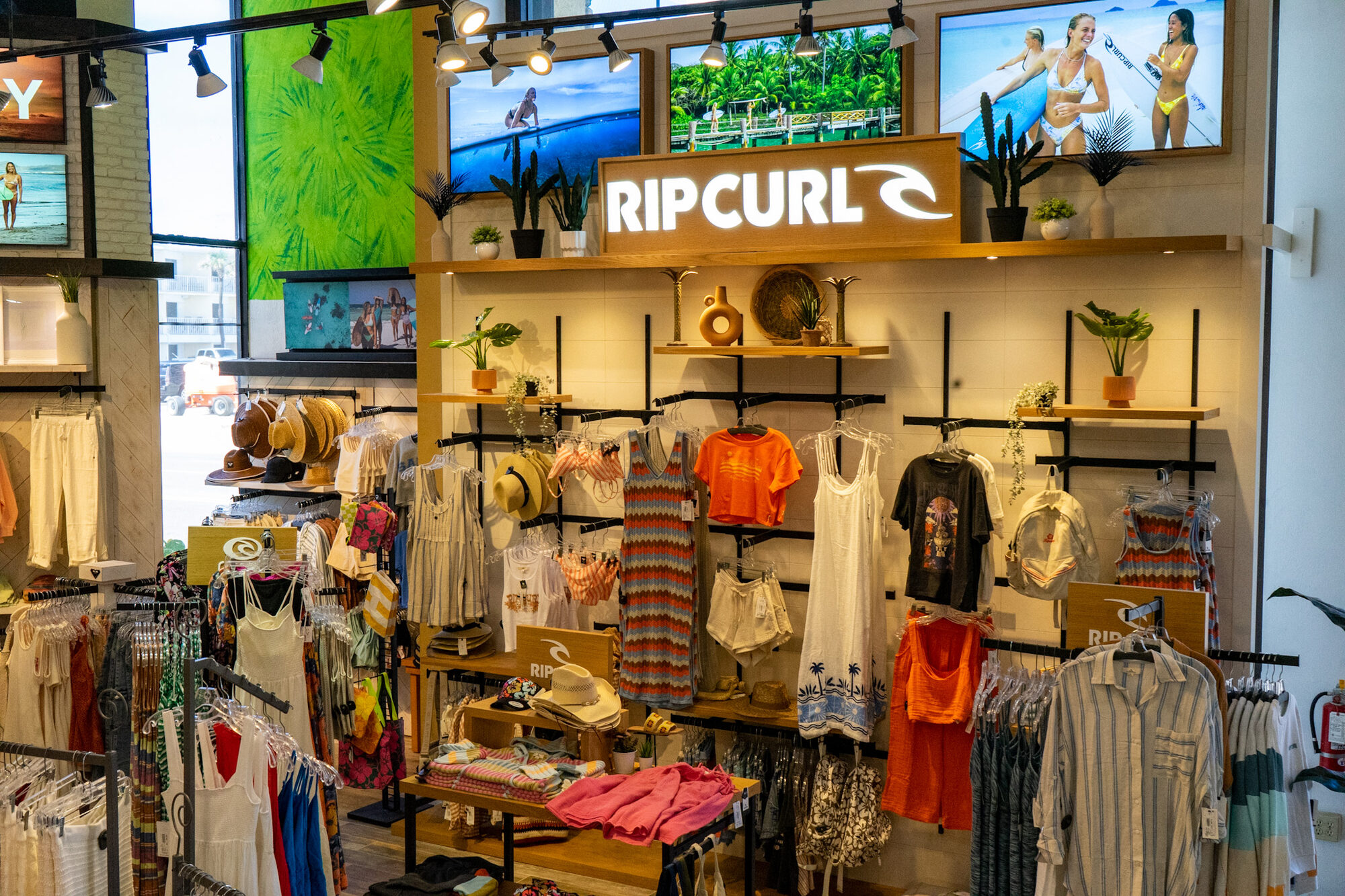 Maui Nix Store Tour