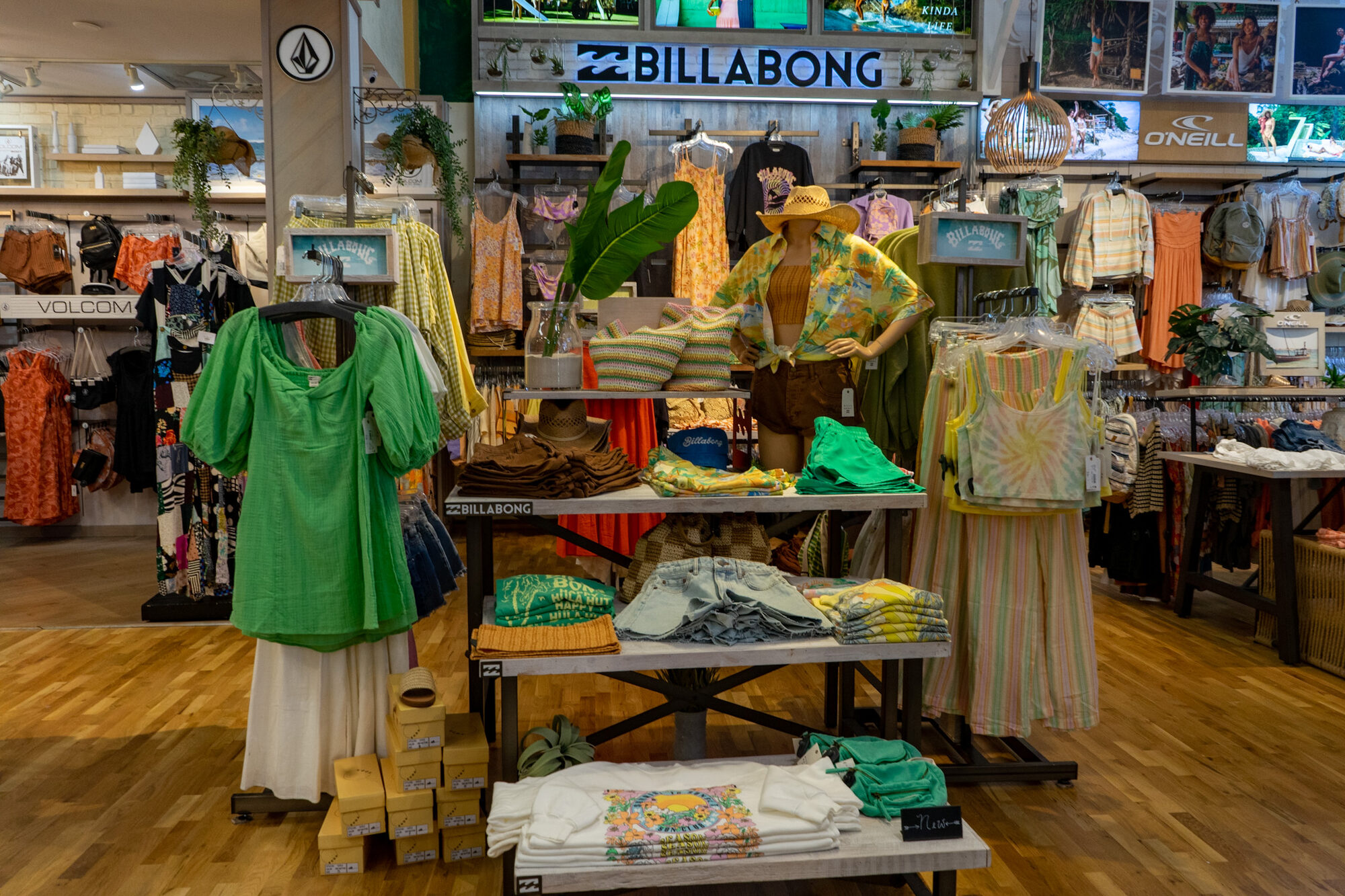 Maui Nix Store Tour
